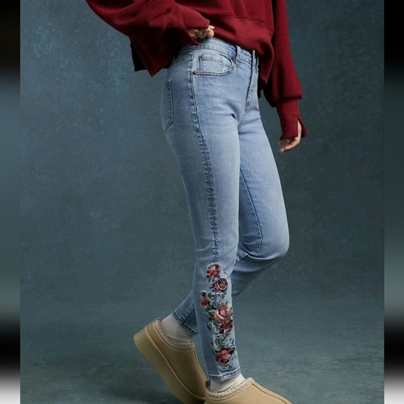 Mid Rise Floral Embroidered Stretch Skinny Jeans - Picture 1 of 4